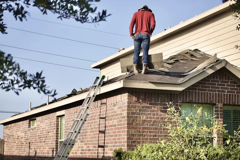 Professional roofer working on a residential roof in Lincoln Oaks